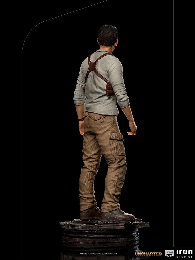 What backpack does Nathan Drake (Tom Holland) wear in Uncharted