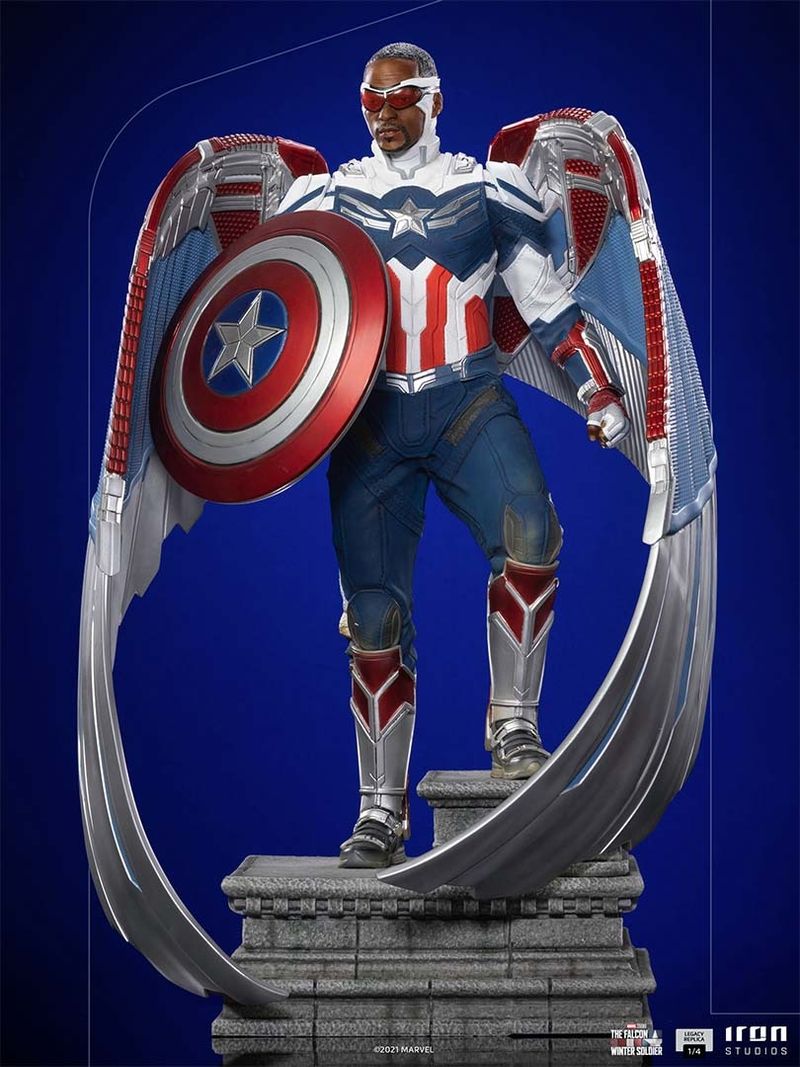 Cinéma - Statue de Captain America - Soldat Super héros tenant son